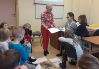 Prof. Forma omawiająca z dzieci ich prace