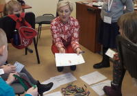 prof. Paulina Forma omawiająca prace dzieci