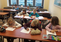 Dzieci uzupełniają karty pracy