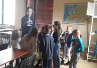 Mgr Mirosław Szwed prezentujący urządzenie do pomiaru temperatury