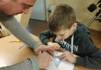 Prowadzący pomaga uczestnikowi podczas pracy