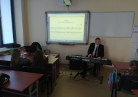 Prowadzący gra na keyboardzie