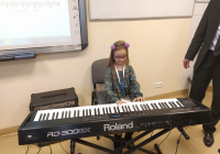 Dziewczynka  gra na keyboardzie
