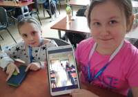 Dziewczynki prezentujące swoje zdjęcie