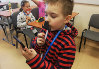 Chłopczyk wykonujący sobie zdjęcie