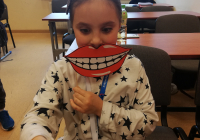 Dziewczynka wykonuje  sobie zdjęcie