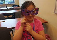 Dziewczynka pozująca w okularach z papieru