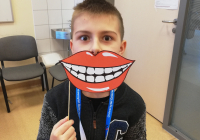 Chłopiec pozujący do zdjęcia