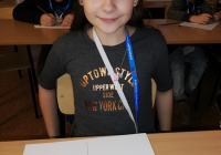 Dziewczynka w czarnej bluzce  podczas zajęć