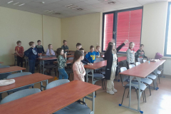 Dzieci stojące obok ławek