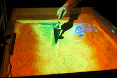 Kuweta z pisakiem  na której wyświetlane są linie topograficzne