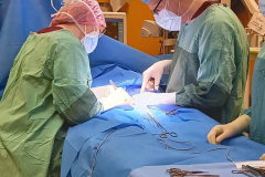 lekarze operujący dziecko