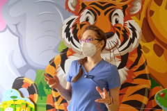 lek. med. Aneta Piotrowska  na tle rysunków zwierząt