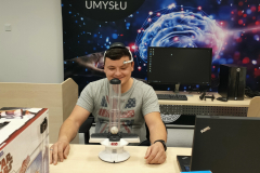 Asystent wykładowcy Krzysztof Kwaśniewski testujący urządzenie sterowane mózgiem