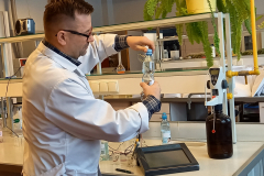 prof. Rafał Kozłowki podczas nagrania wykładu