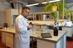 prof. Rafał Kozłowski podczas wykonywania eksperymentów chemicznych