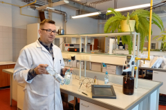 prof. Rafał Kozłowski podczas wykonywania eksperymentów