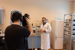 prof. Rafał Kozłowski podczas nagrywania wykładu w laboratorium