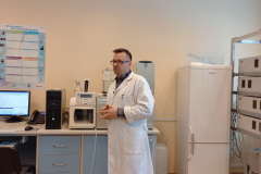 prof. Rafał Kozłowski podczas nagrywania wykładu w laboratorium chemicznym