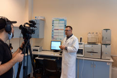 prof. Rafał Kozłowski podczas wykonywania eksperymentów chemicznych na wykładzie