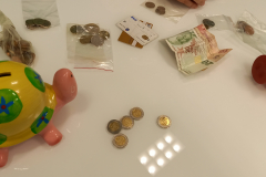 pieniądze i skarbonka