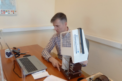 mgr Mirosław Szwed z urządzeniem do pomiaru pogody