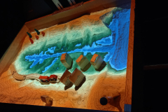 kuweta z pisakiem  na której wyświetlane są linie topograficzne