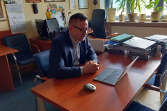 Prof. Rafał Kozłowski prowadzący zajęcia dla dzieci