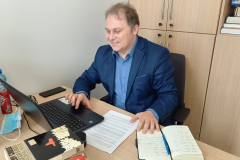 Dr Krzysztof Kasiński prowadzący zajęcia dla dzieci