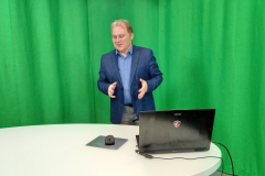 Dr Krzysztof Kasiński przygotowujący się do prowadzenia  wykładu dla dzieci
