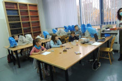 Dzieci siedzące w laboratorium