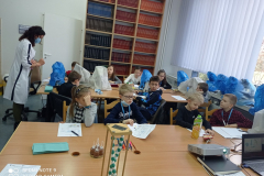 Dzieci w laboratorium