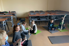 Dzieci trzymające modele anatomiczne stopy