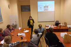 prof. Anna Wileczek i dzieci podczas zajęć