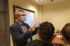 Prof. Sławomir Koziej pokazujący kartkę