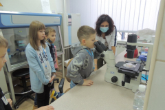 Chłopiec patrzący w mikroskop
