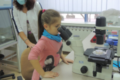 Dziewczynka  patrząca w mikroskop