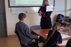 dr Agnieszka Rosńska-Mamej trzymająca kartkę