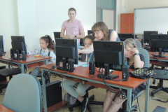 dzieci przy komputerach
