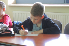 chłopiec piszący