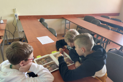 trójka dzieci oglądających komiks