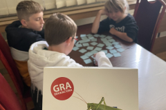 dwóch chłopców i dziewczynka grający w menory