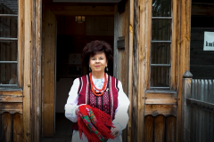 Prof. Marzena Marczewska przed domem lekarza w Parku etnograficznym w Tokarni