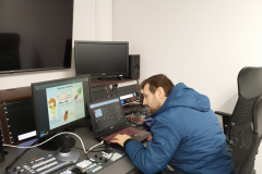 Inżynier studia podczas nagrania wykładu