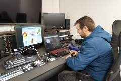 Inżynier studia podczas transmisji wykładu