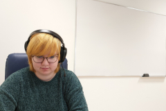 Asystentka wykładowcy Małgorzata Pietrzykowska podczas zajęć