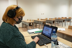 Asystentka wykładowcy Małgorzata Pietrzykowska podczas zajęć zdalnych