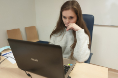 Asystentka wykładowcy Karolina Paluch  podczas zajęć