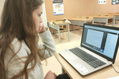 Asystentka wykładowcy Karolina Paluch  podczas zajęć zdalnych