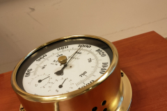 Kompas mierzący ciśnienie powietrza